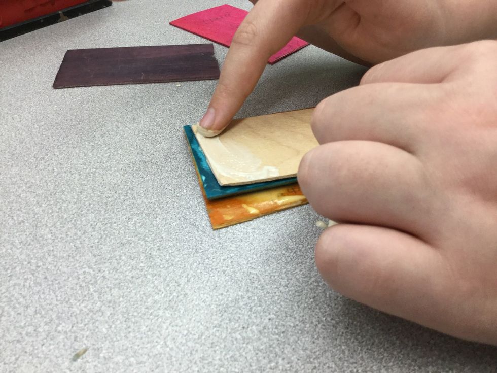Step three: put the first vaneer first then put the glue on top, then put glue on the second layer, and vice versa.