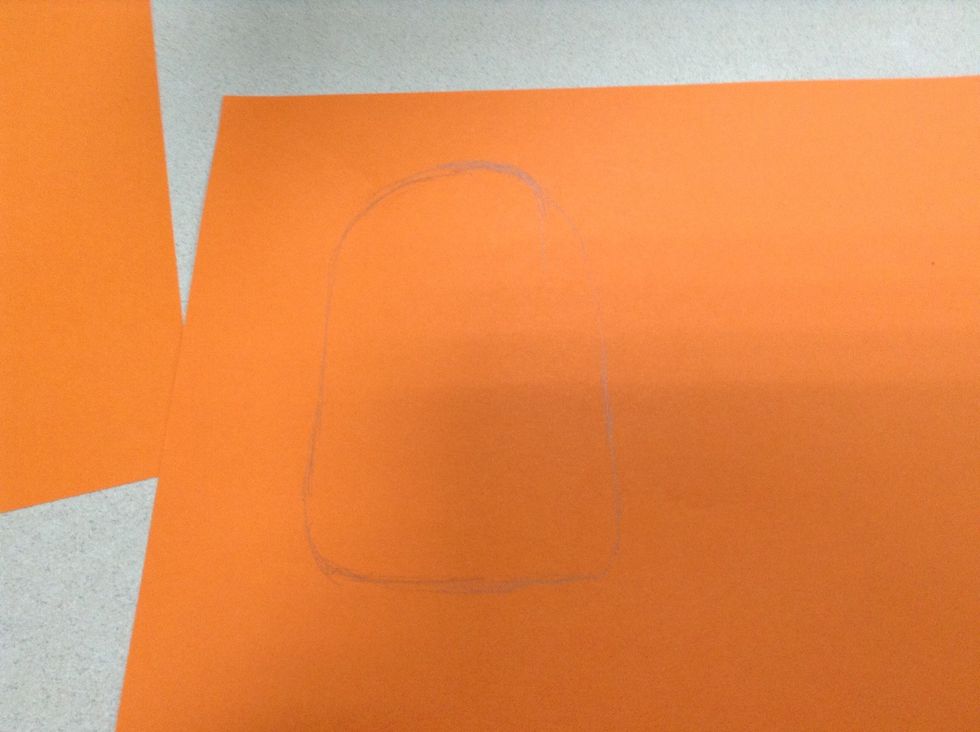 Step1. Draw the out line of Minion like a capsule.