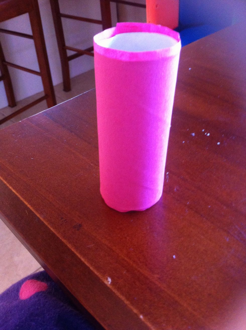 Stick coloured paper around the toilet role this will be the body