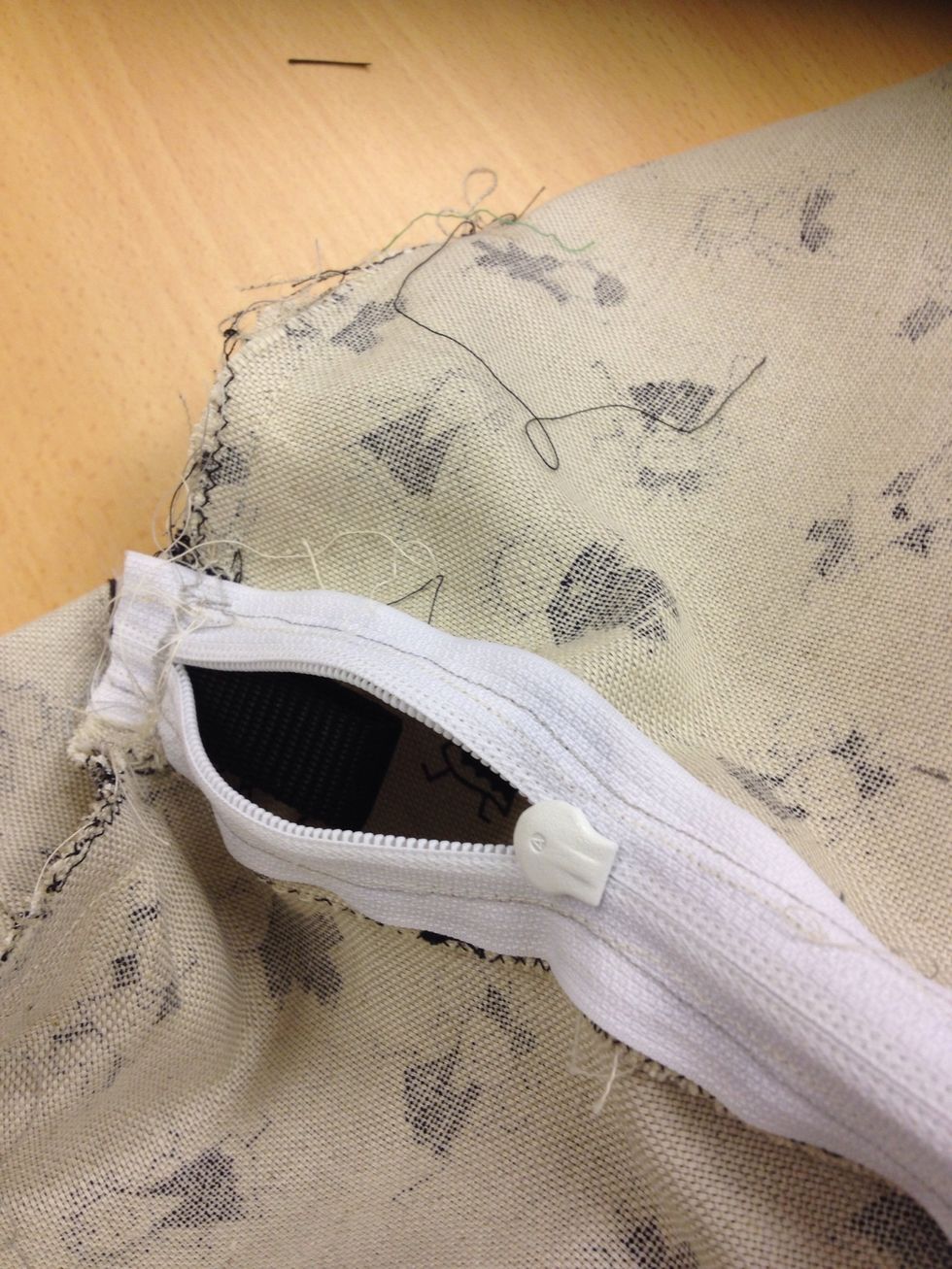 Stick in handen genom \u00f6ppningen och v\u00e4nd v\u00e4skan s\u00e5 utsidan kommer fram