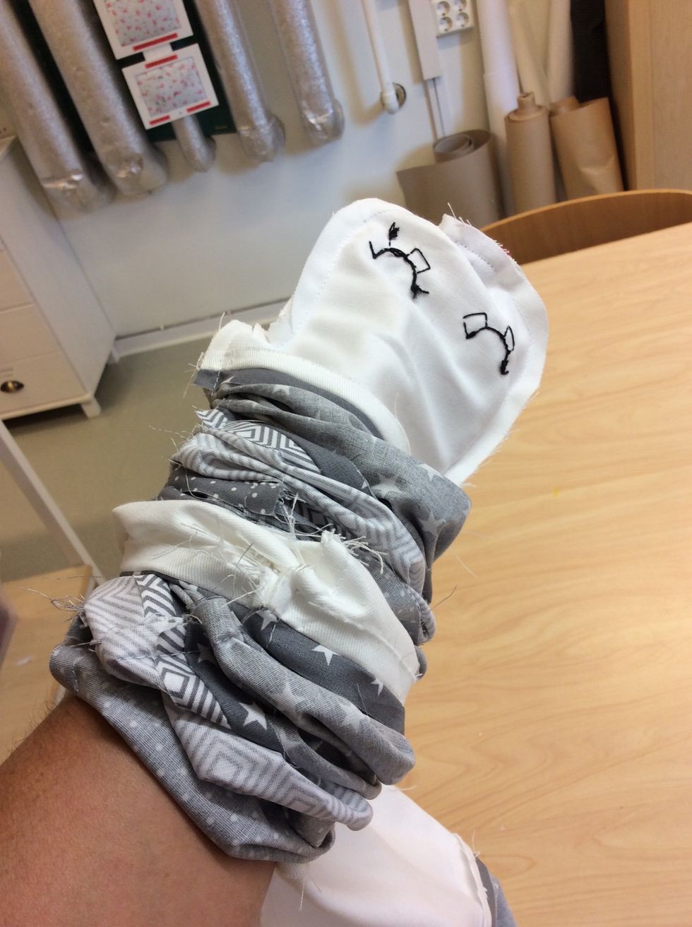 Stick in handen i ormen och v\u00e4nd ut och in p\u00e5 den s\u00e5 du f\u00e5r den r\u00e4ta sidan ut\u00e5t.