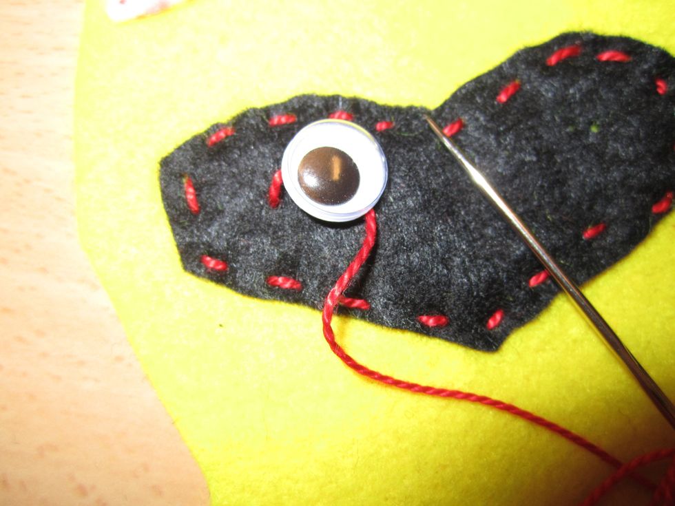 STICK NER N\u00c5LEN I TYGET IGENOM TILL BAKSIDAN, SY S\u00c5 TV\u00c5 G\u00c5NGER.