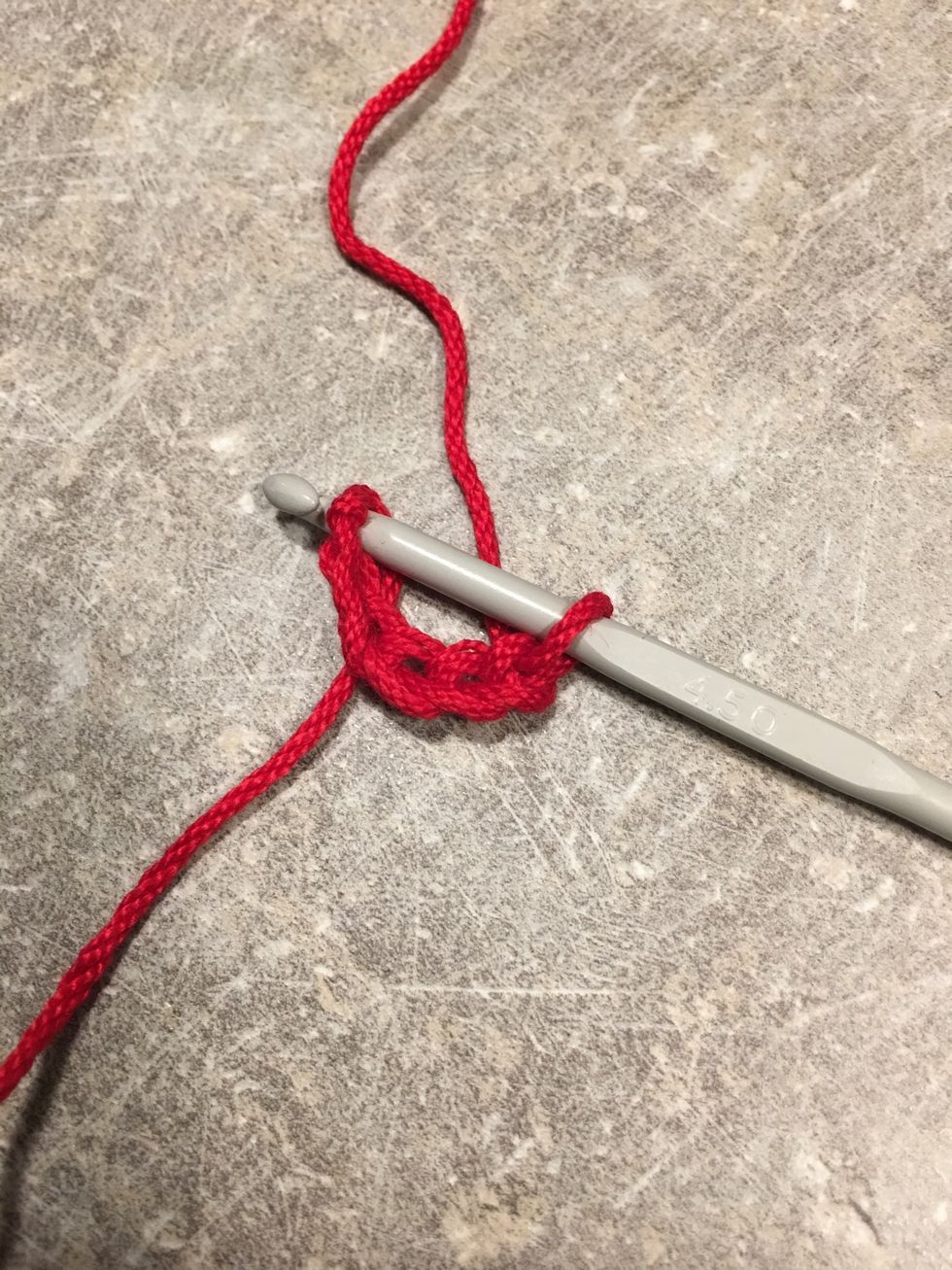 stick ner virkn\u00e5len i den f\u00f6rsta luftmaskan och h\u00e4mta tr\u00e5den och dra den igenom b\u00e5da \u00f6glorna.