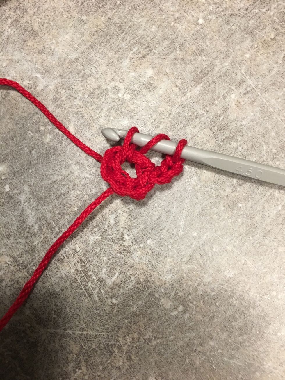 Stick ner virkn\u00e5len i luftmaskringen och h\u00e4mta tr\u00e5den, nu har du tre \u00f6glor p\u00e5 virkn\u00e5len.