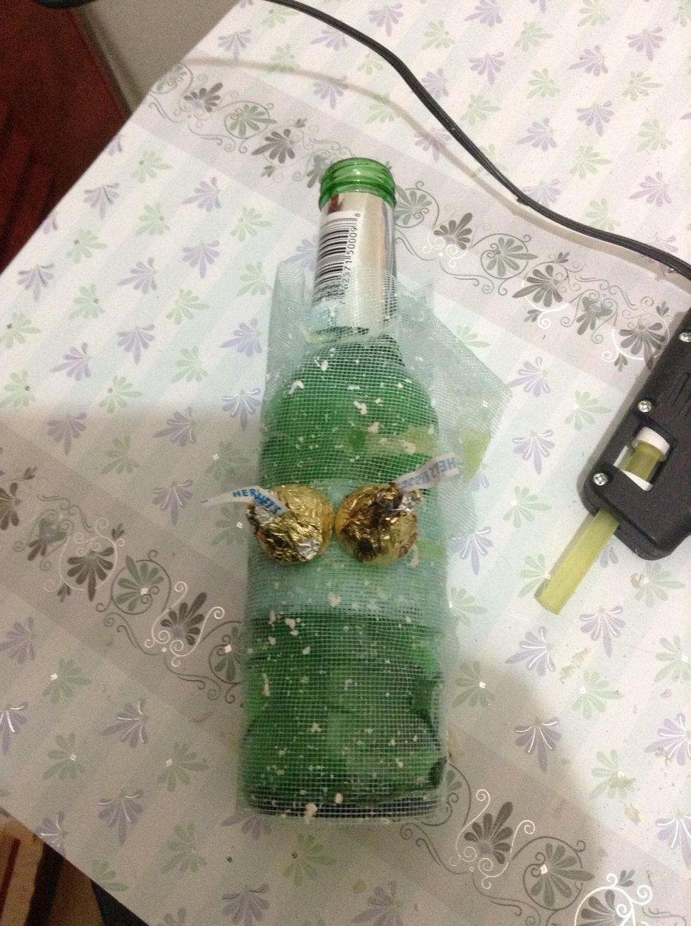 Stick the chocolate to create a pineapple shape