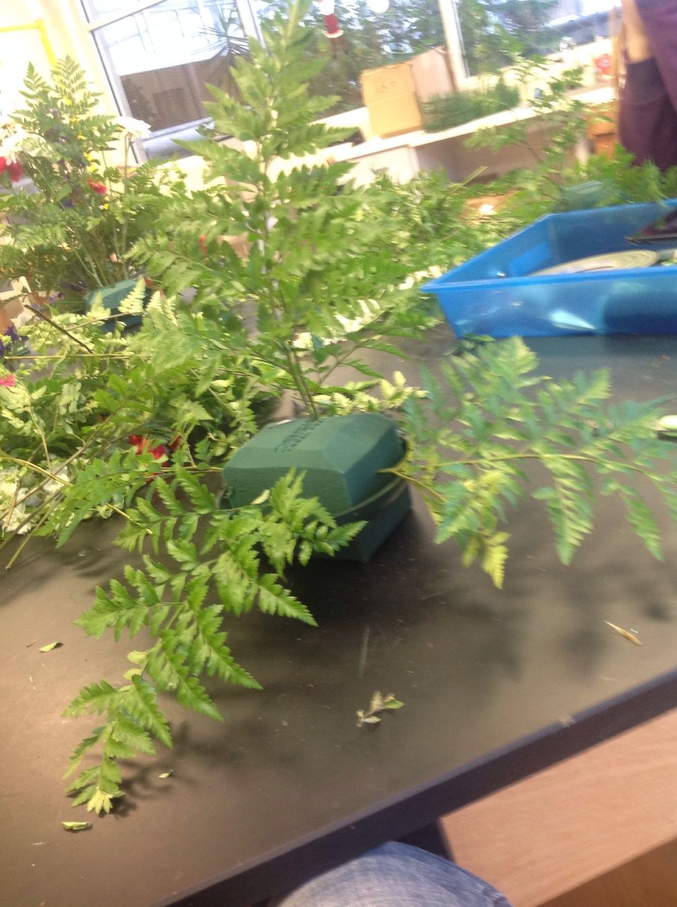 Stick the leather leaf in the oasis to make a triangle