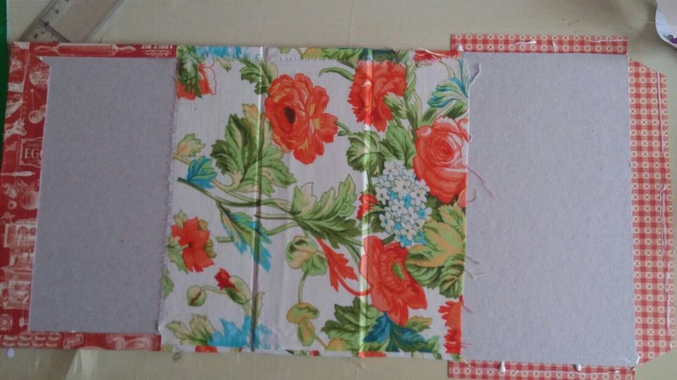 Stick the other 20 x 18 cm piece of cloth in the center of the inner face. Then, stick one of the decorated papers of Graphic 45 in the outer face.