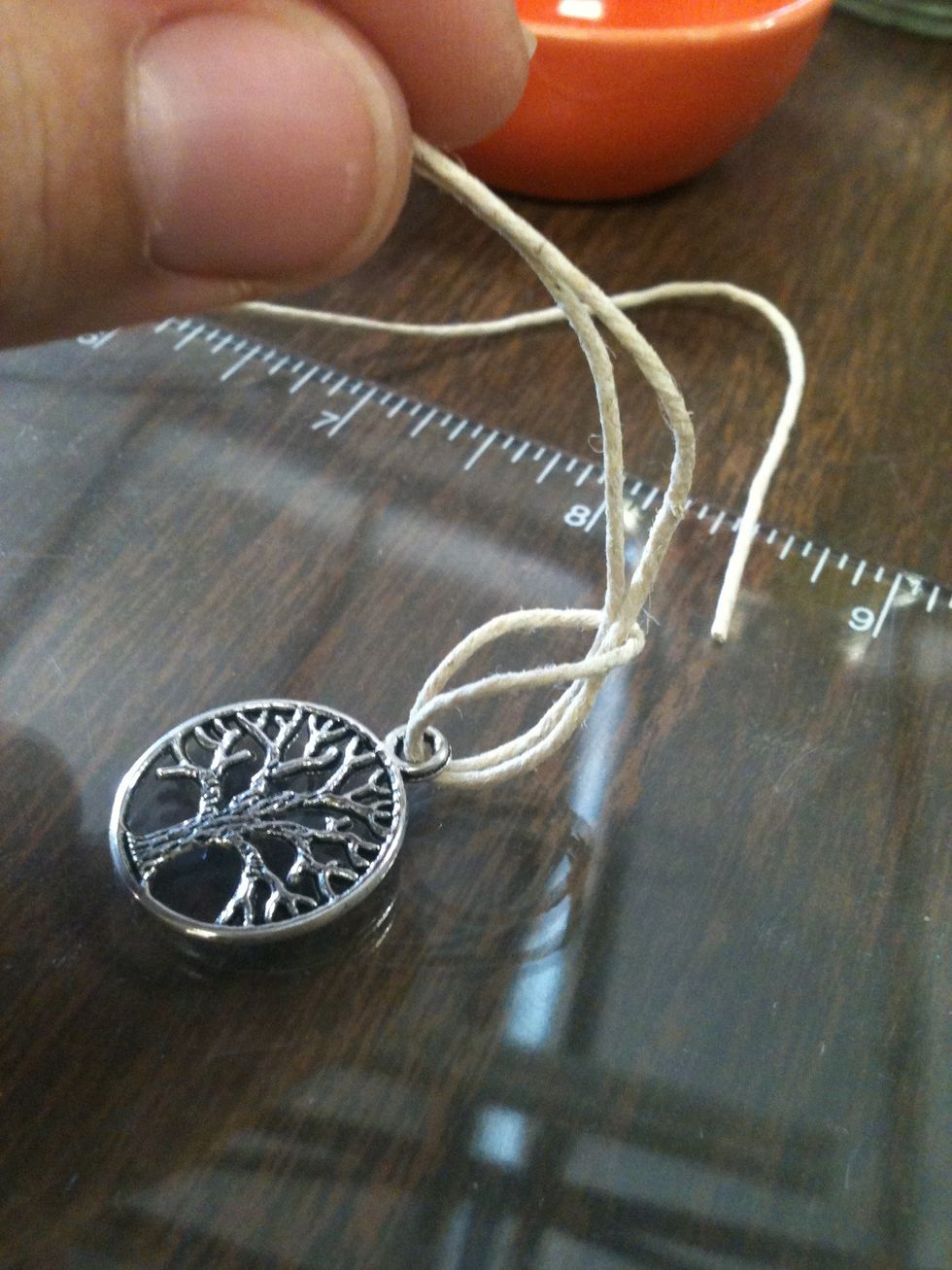 Stick the other ends of the string in the loop and pull.
