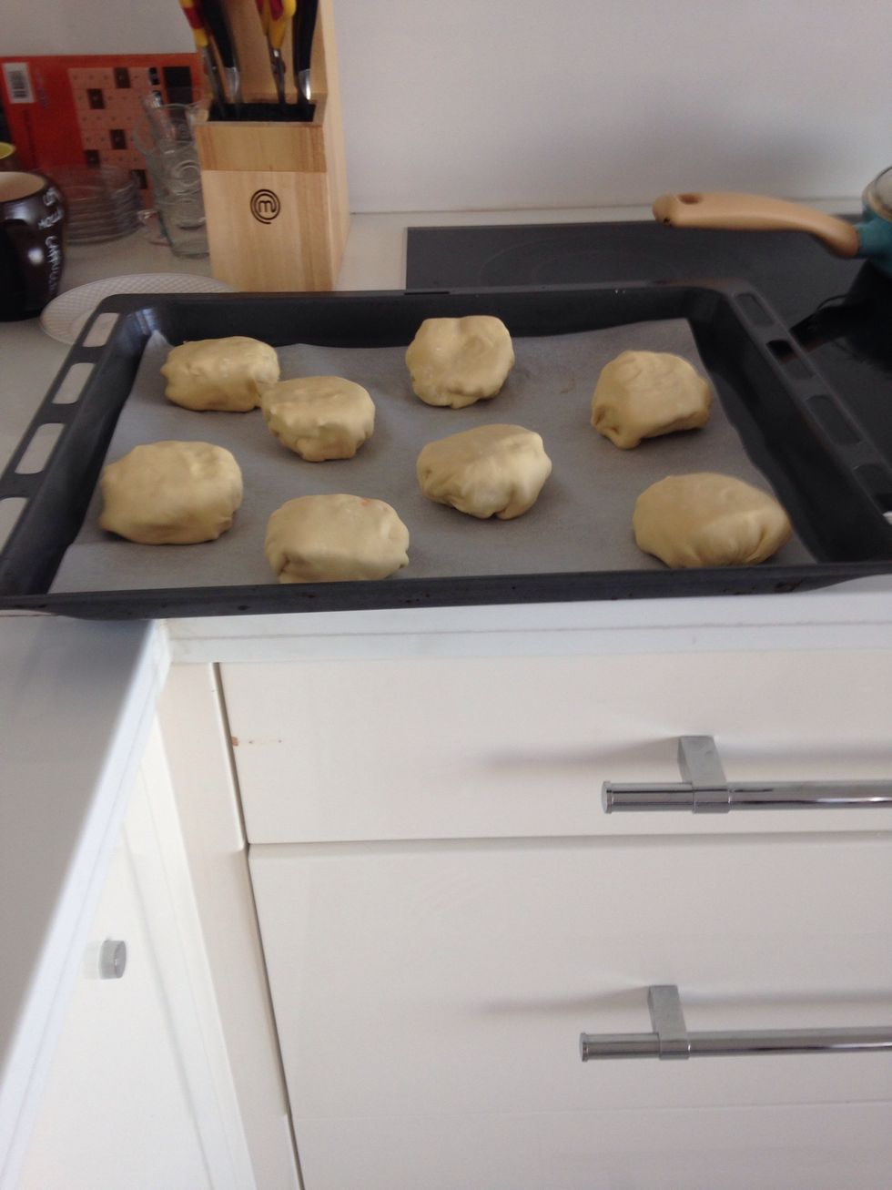 Stick the puff pastry together.