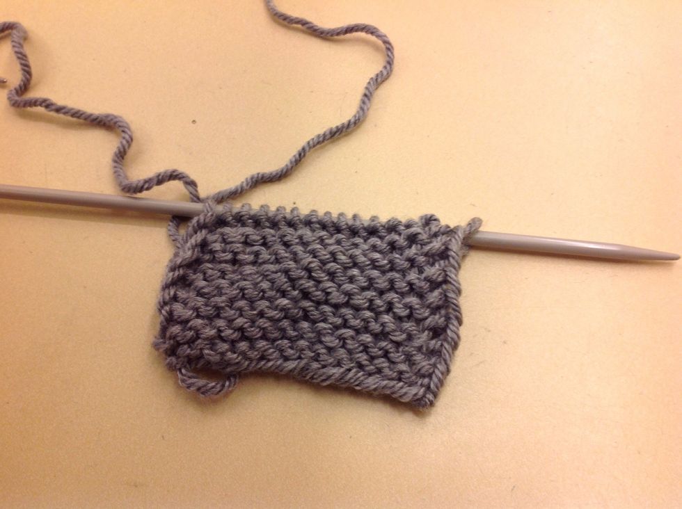 Sticka 30 varv (v) med r\u00e4ta maskor (rm). Detta kallas f\u00f6r r\u00e4tstickning.