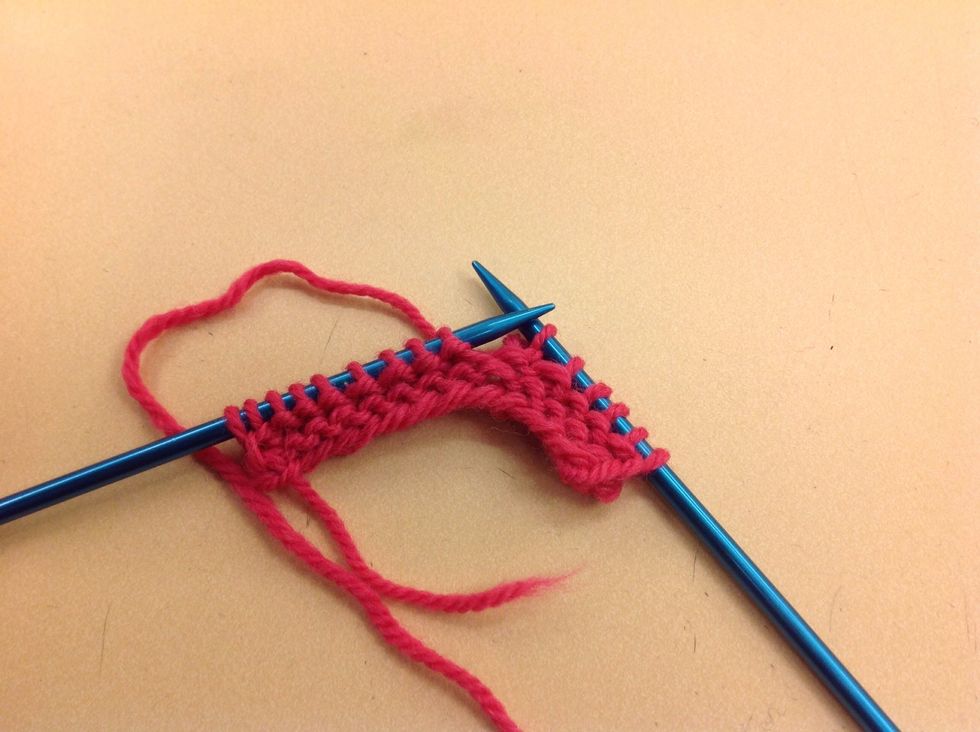 Sticka rm (r\u00e4ta maskor). Sticka tills l\u00e4ngden \u00e4r lika med 3 x bredden p\u00e5 din stickning.
