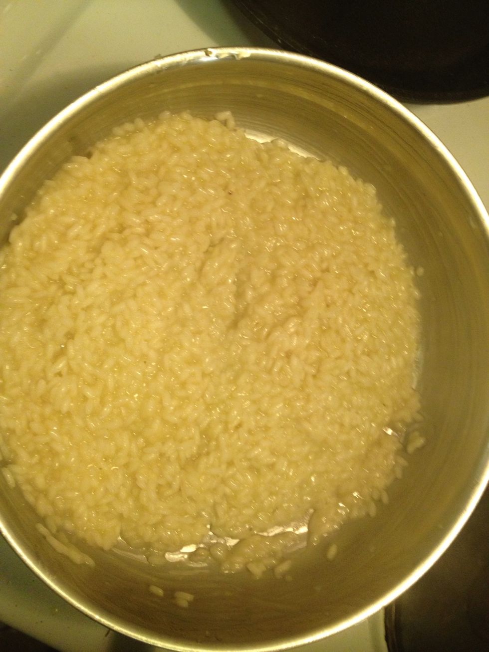 Stir a lot and lower the heat. Adding the broth little by little and allowing the rice to cook takes about 20 minutes. The rice is finished when it's cooked "al dente".