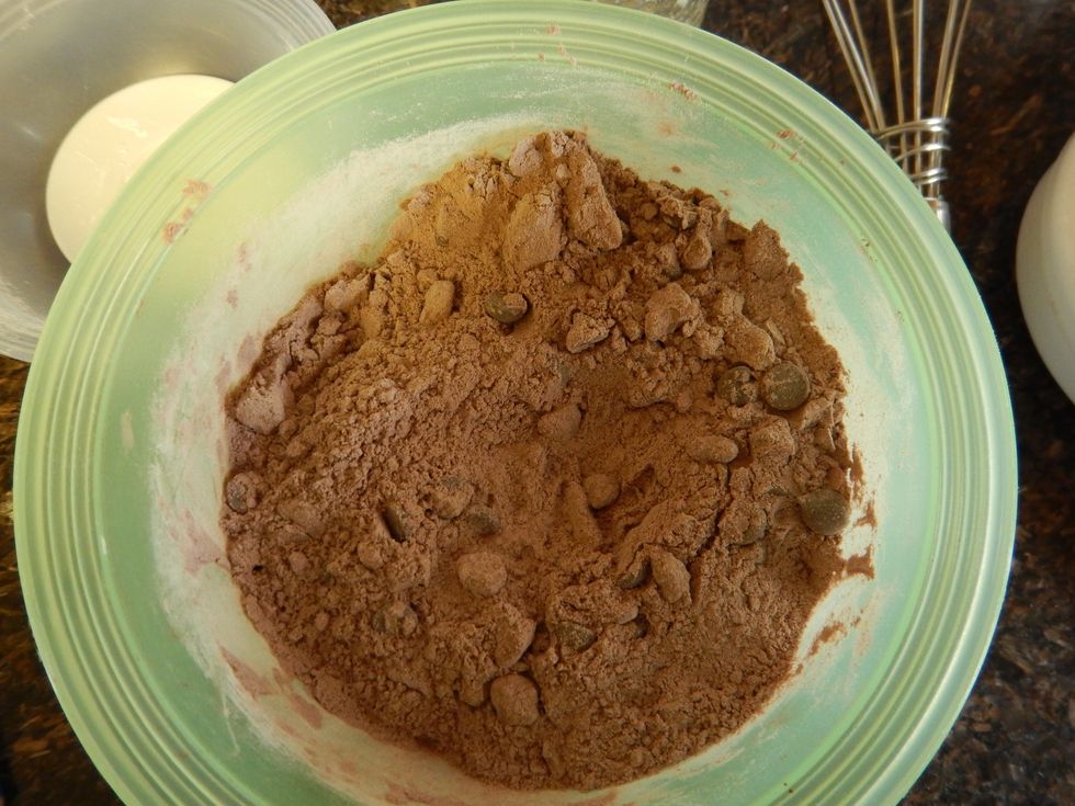 Stir all the dry ingredients together in a bowl together with the nuts and chocolate chunks.