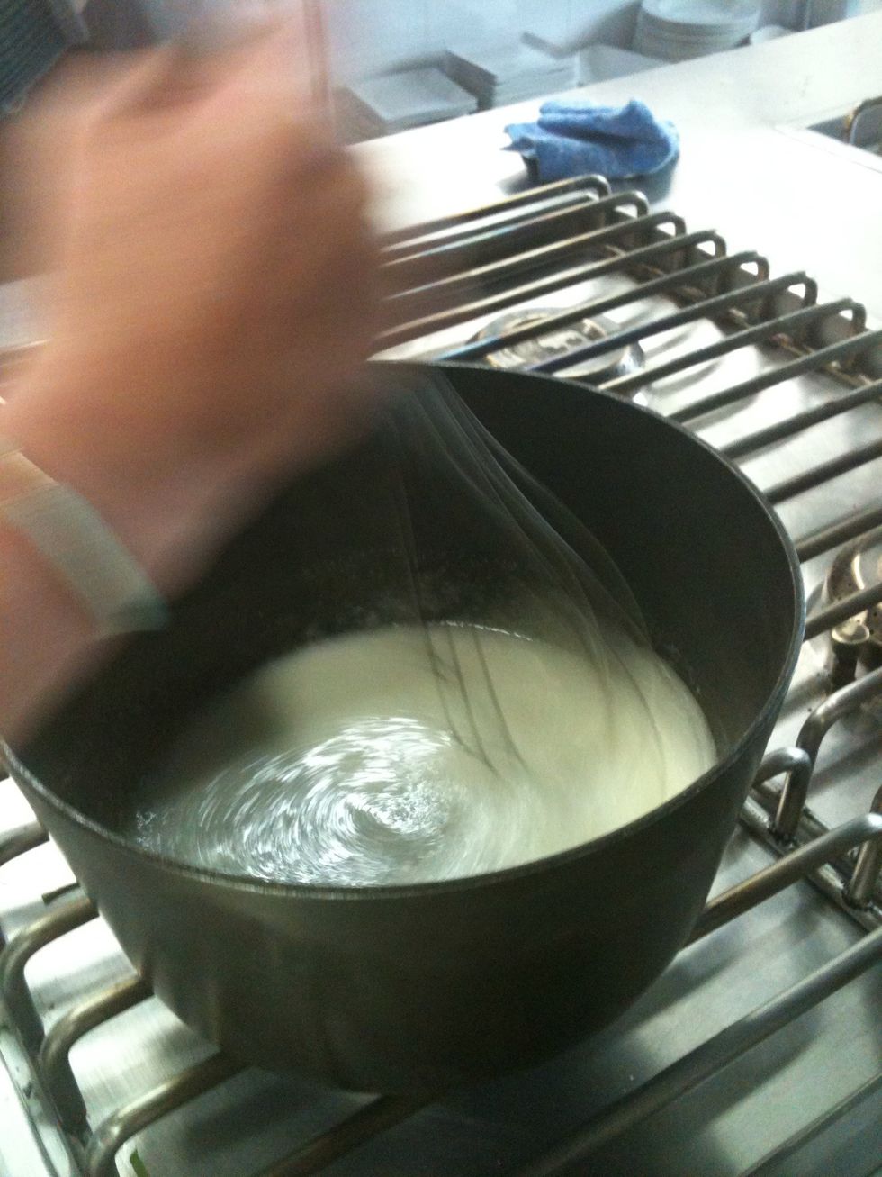 Stir and heat the egg whites with the sugar. (45 degrees maximum) Add the vanilla essence