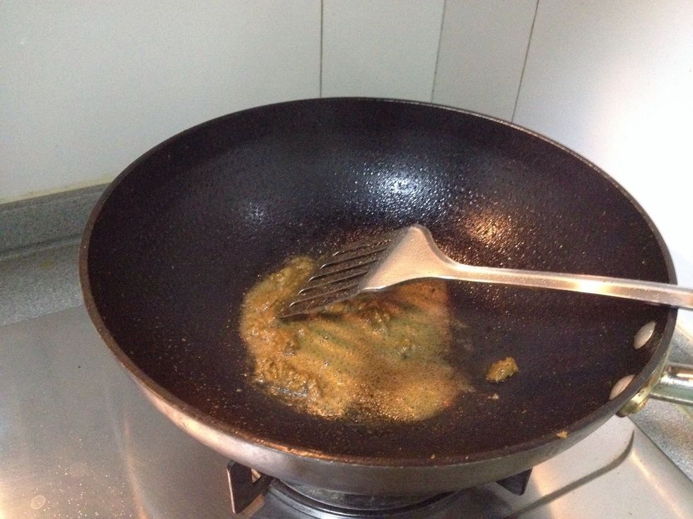 Stir fly the curry paste when oil is heated.