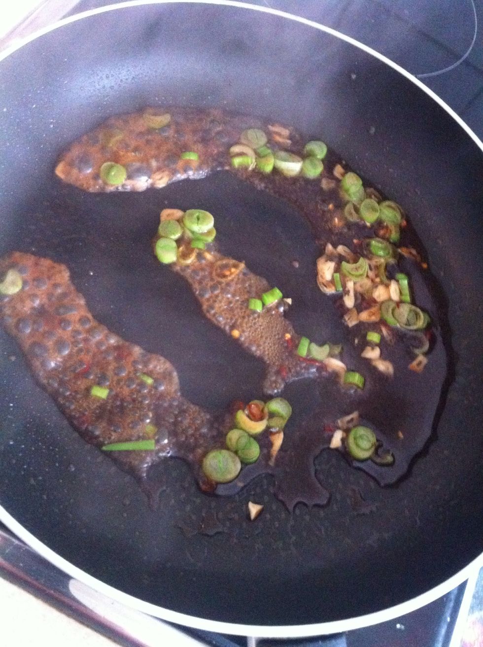 Stir-fry the chili pepper, garlic & spring onion in 1tsp of sesame seed oil. Add 2tbsp soy sauce and 2tsp rice vinegar and let it simmer for about 1 min to reduce the dominant taste of the soy sauce.