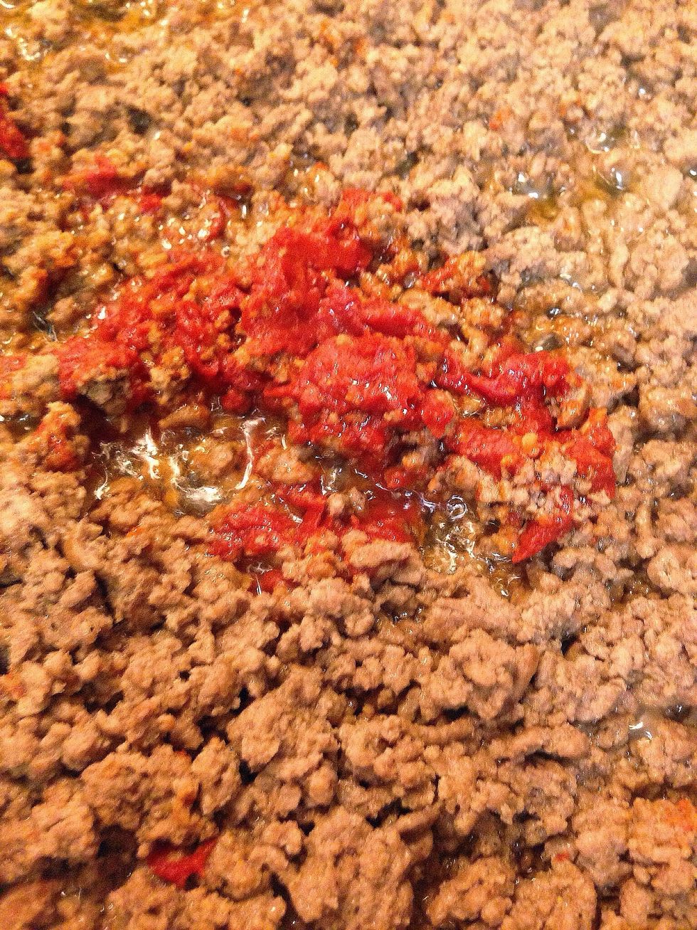 Stir in 3 tablespoons tablespoons of tomato paste and keep cooking. Season with onion powder, salt and pepper