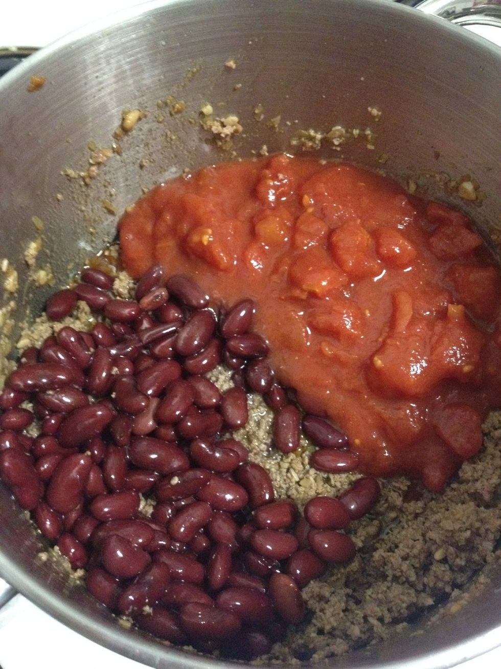 Stir in diced tomatoes, tomato paste and drained kidney beans. Reduce heat to medium and simmer for 10 minutes, stir occasionally.