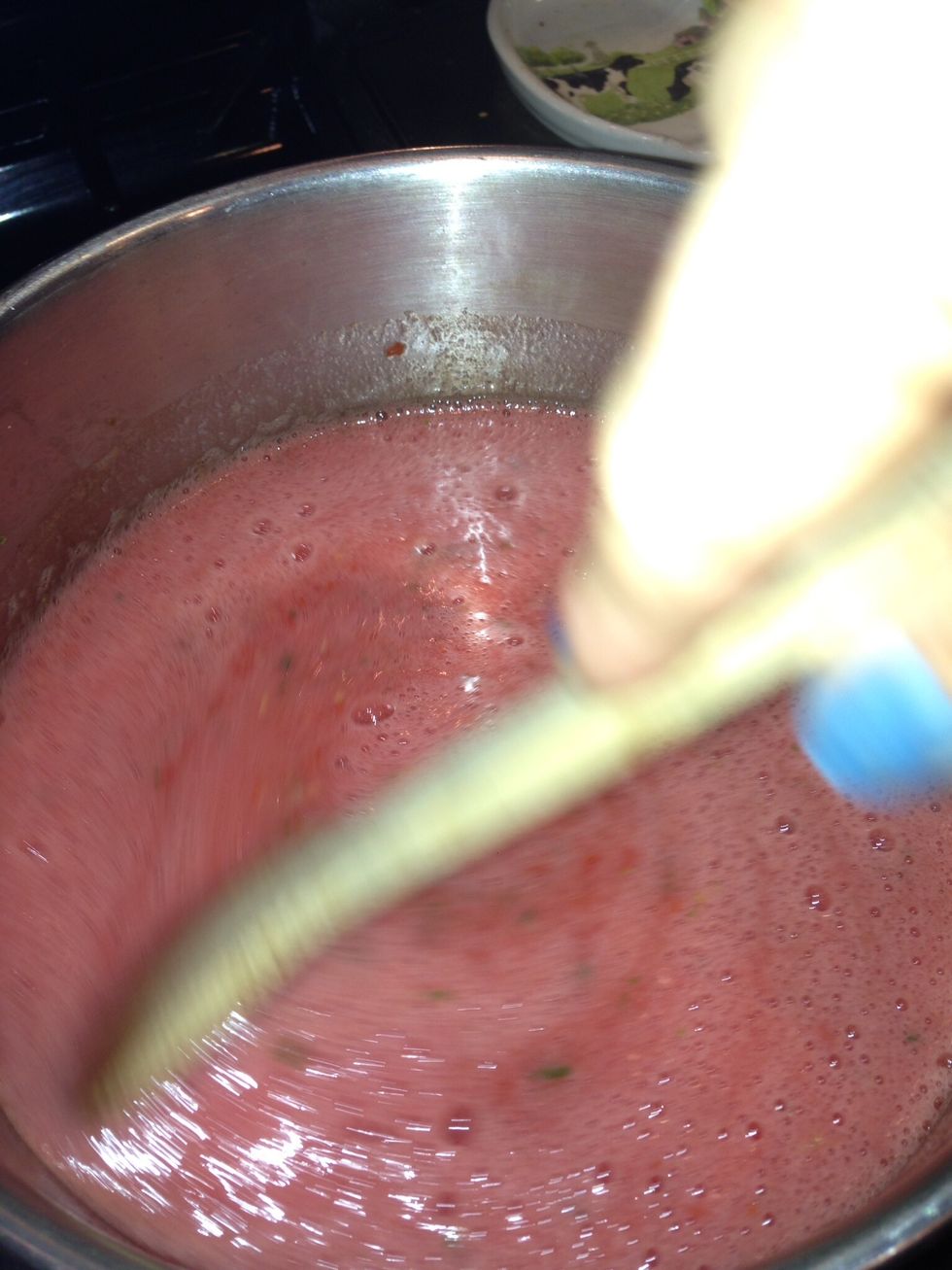 Stir in pur\u00e9ed tomatoes.