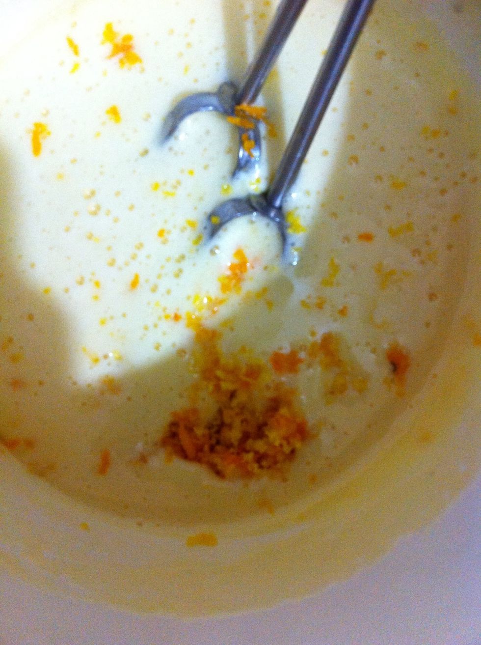 Stir in the batter the sun-kissed aromatic orange zest. Just stir properly. Don't beat