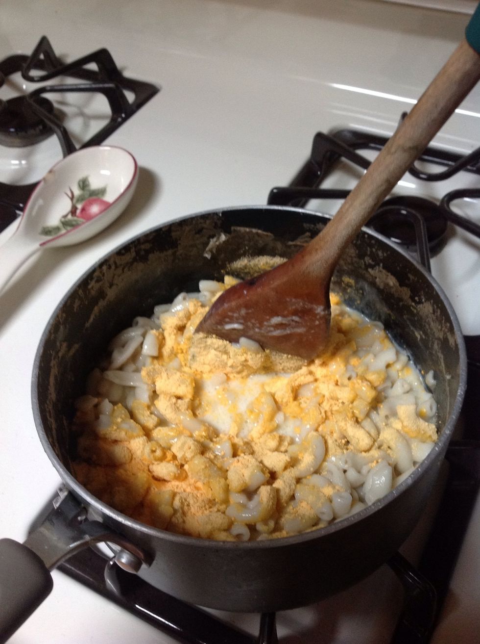 Stir noodles until creamy and yummy.