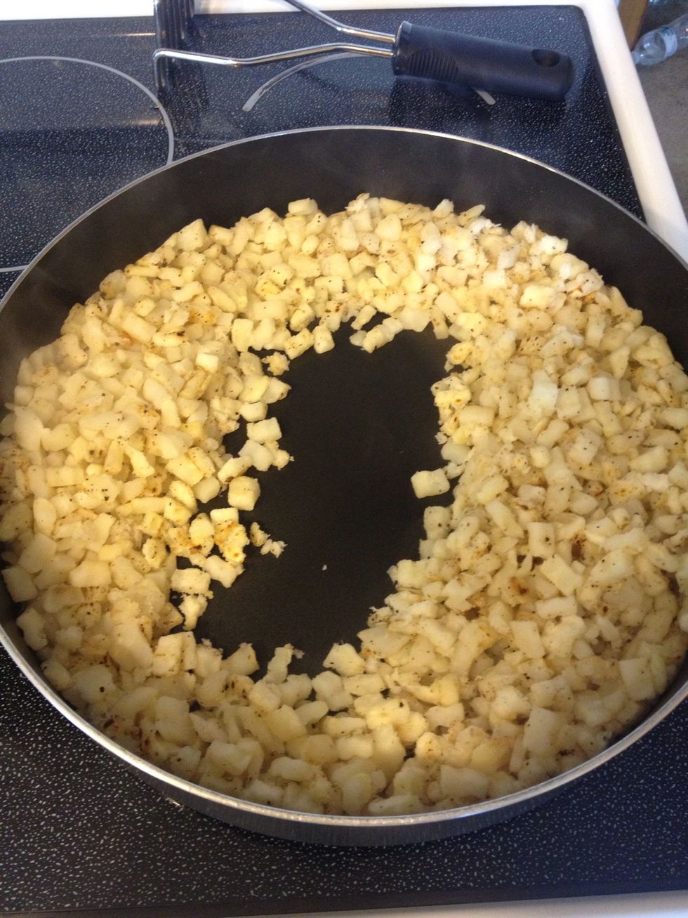 Stir potatoes and make a clearing in the center.