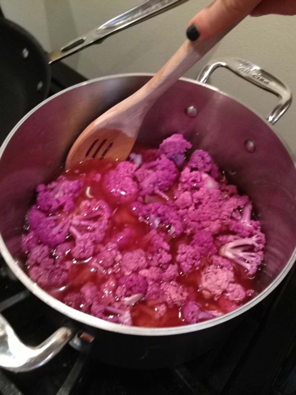 Stir the cauliflower in the brine.