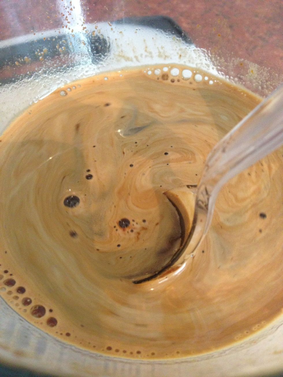 Stir the coffee and the sugar syrup together until it is well mixed.