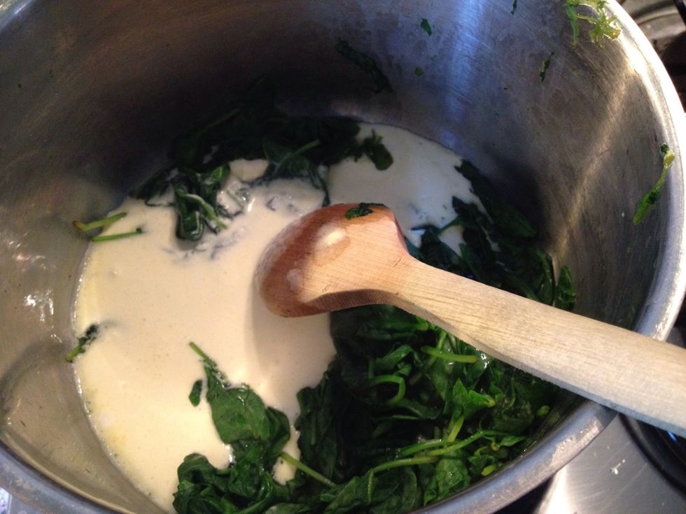 Stir the corn flour into the cream and add it to the spinach. Stir and bring to the boil.