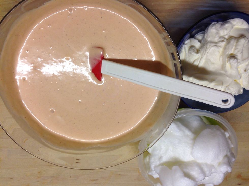 Stir the egg whites and the cream in the curd mixture and put it for a few minutes invthe fridge ( so you can prepare the raspberries)