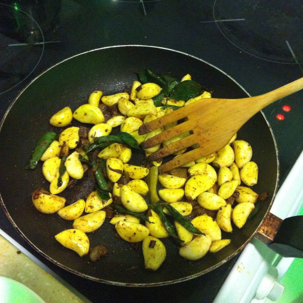 Stir the garlic until it is well coat with the spices