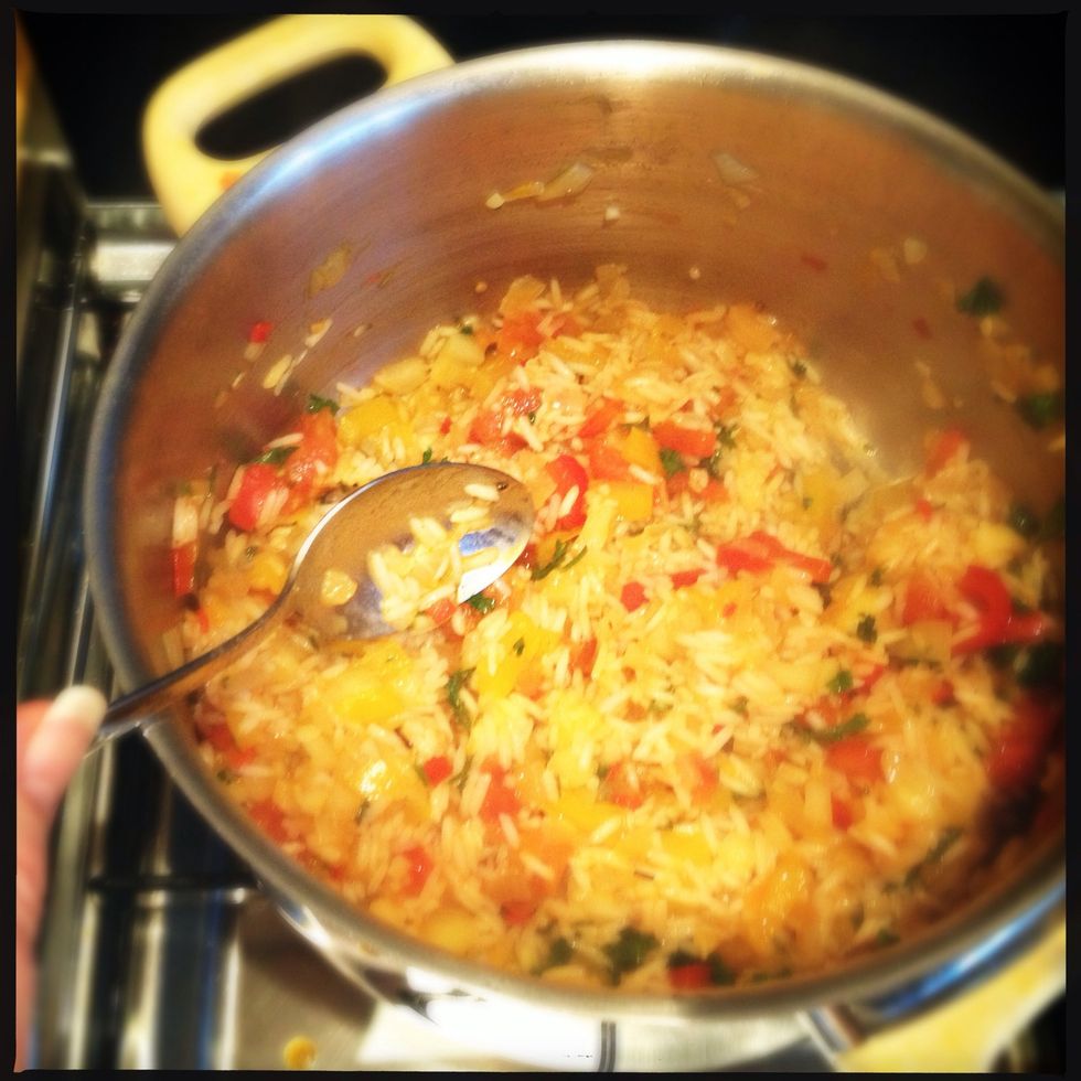 Stir the herbs through the rice-veggie-mixture.