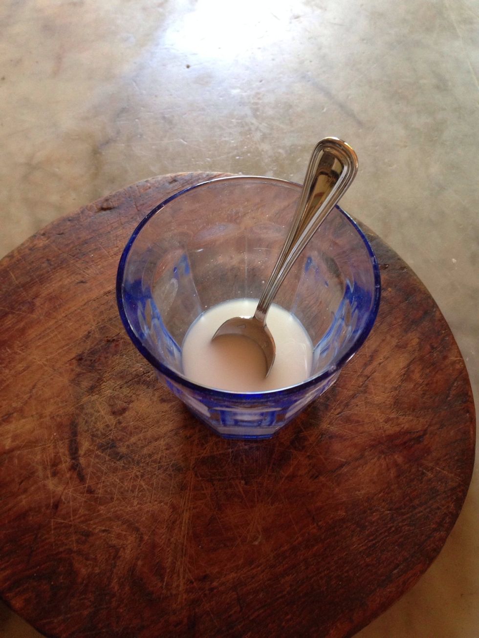 Stir the kuzu into the water. Keep stirring until it has dissolved completely and becomes a thin watery consistency with no lumps in it at all.