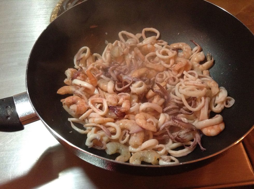 Stir the seafood until it is ready