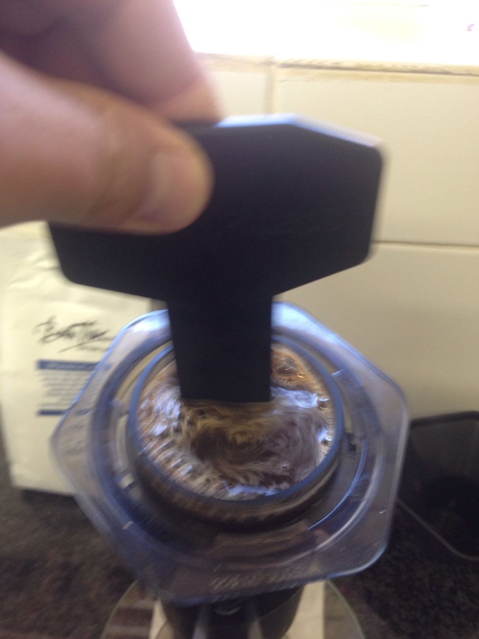 Stir the steeping coffee for a brief period (5 seconds).