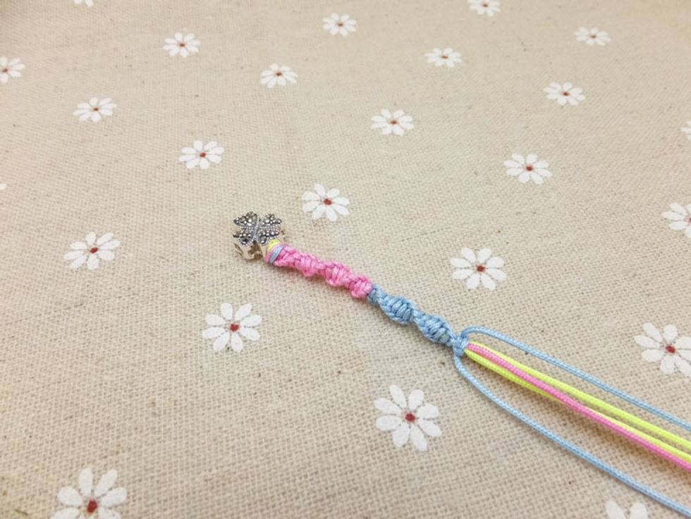 Stop braiding when reached 3cm. Now change another cord, pull the blue sky cord and continue braiding bracelet by using the above method.