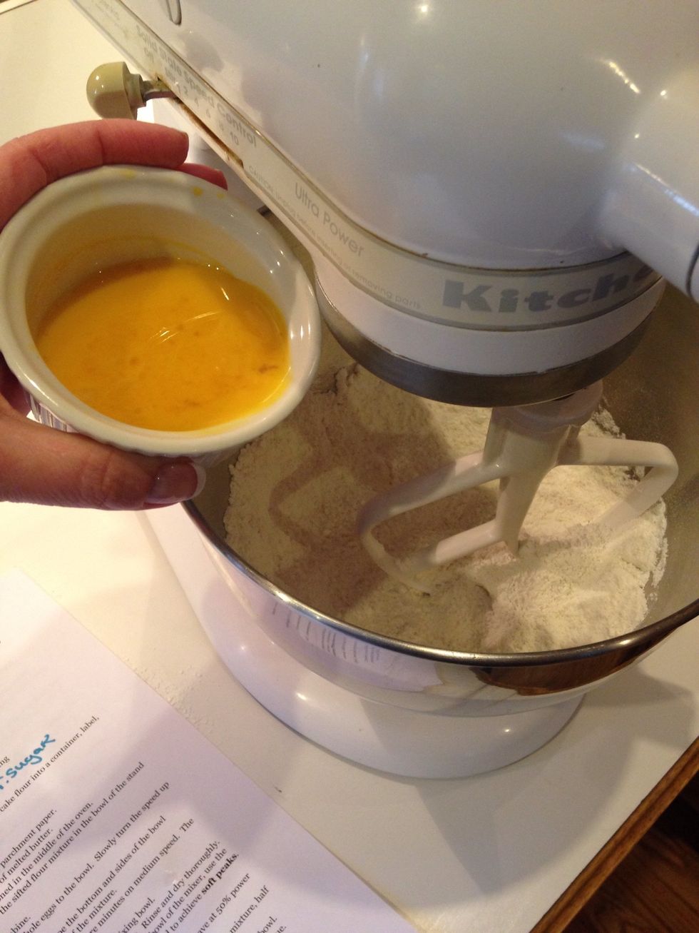 Stop the mixer and add the first 60 g of whole eggs. Slowly turn the speed to medium for 4 minutes.
