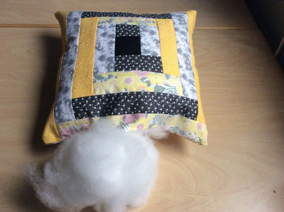 Stoppa den lagom h\u00e5rt med vadd (kallas \u00e4ven f\u00f6r stoppning) Se till att den blir j\u00e4mn och att vadden kommer ut \u00e4ven i h\u00f6rnen.