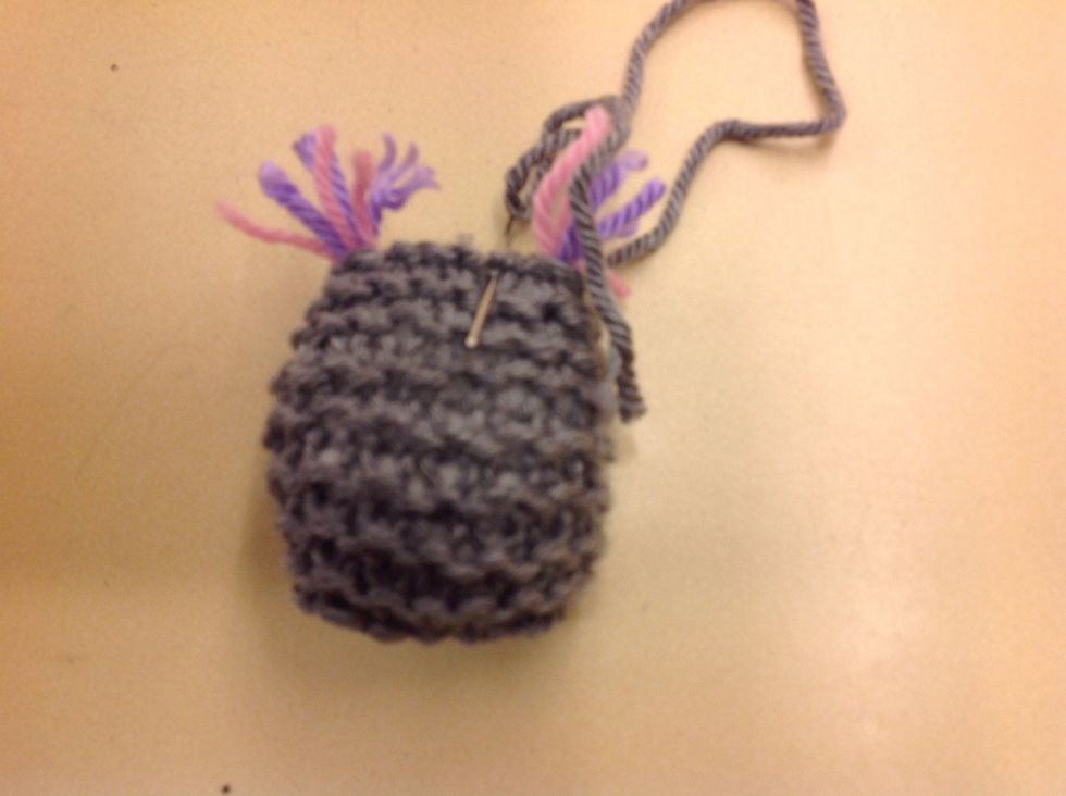 Stoppa i garnet och sy ihop vid huvudet.