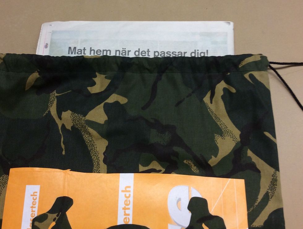 Stoppa in en gammal tidning under tyget du ska trycka p\u00e5. Om det \u00e4r t.ex en v\u00e4ska eller tr\u00f6ja stoppar du in tidningen inuti f\u00f6r att skydda baksidan mot f\u00e4rgkladd.
