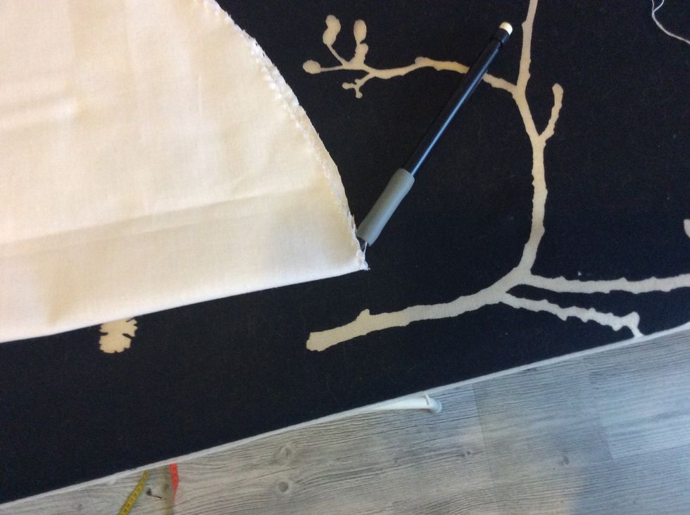 Stoppa in en penna precis i vikningen och dra ett streck, g\u00f6r samma sak i andra kanten.