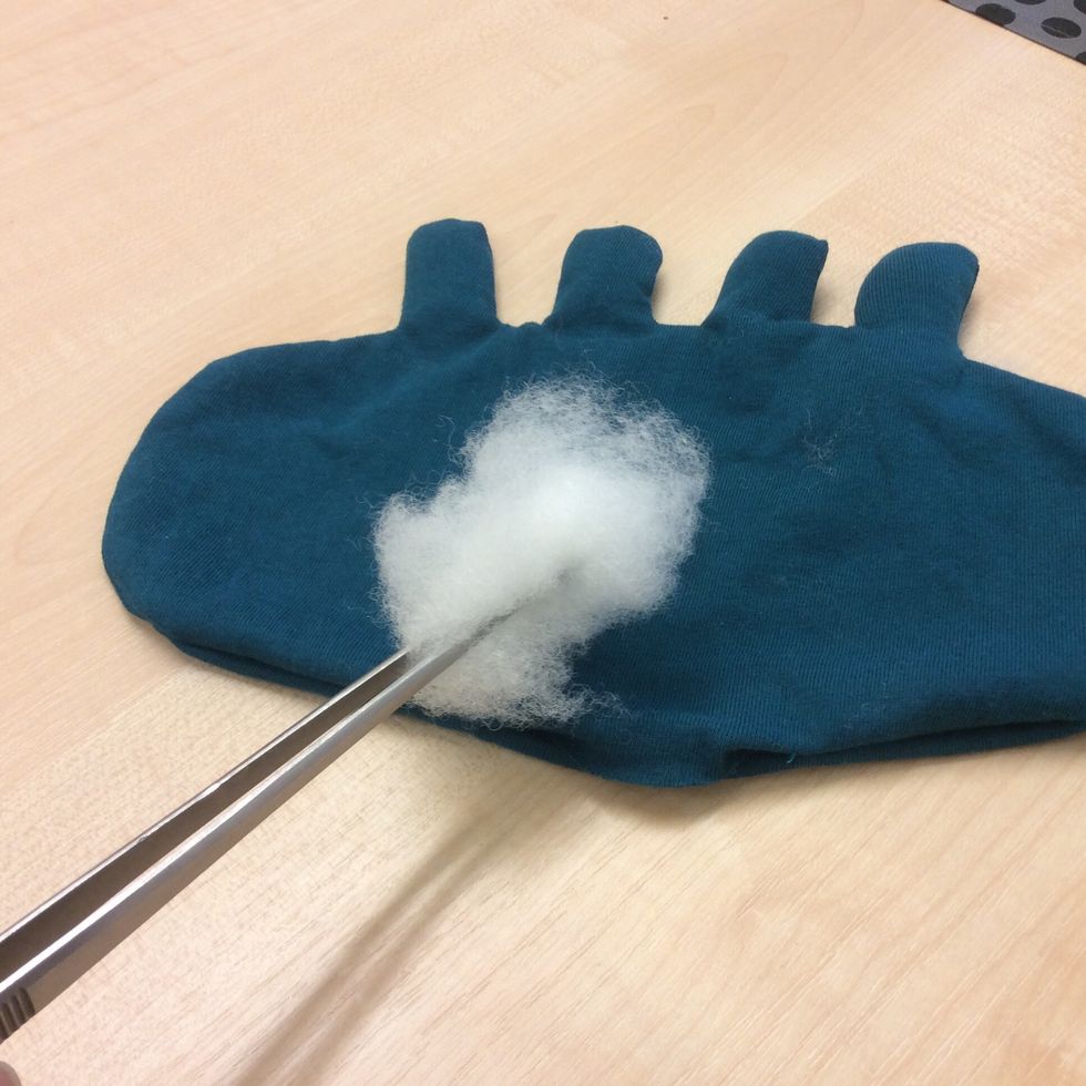 Stoppa med vadd. Du m\u00e5ste b\u00f6rja l\u00e4ngst ut i t.ex. ben och armar och stoppa dem f\u00e4rdiga innan du fyller kroppen.