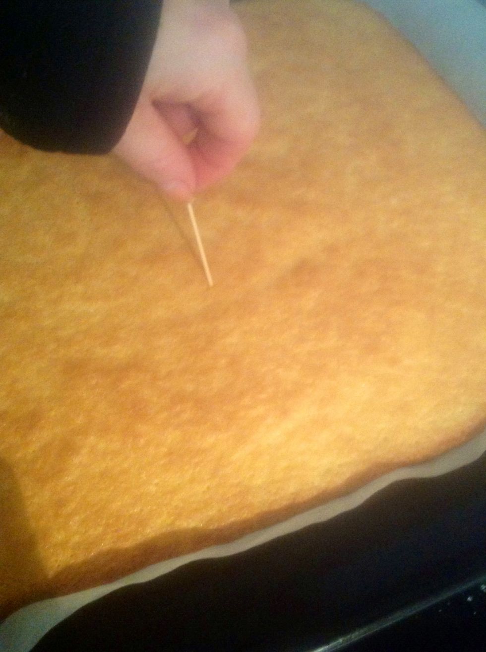 Stoppa ner en tandpetare eller n\u00e5got f\u00f6r att se ifall den \u00e4r bra d\u00e4r inne. Put down the toothpick or something to se if it's good in the cake and if it's not to floating.