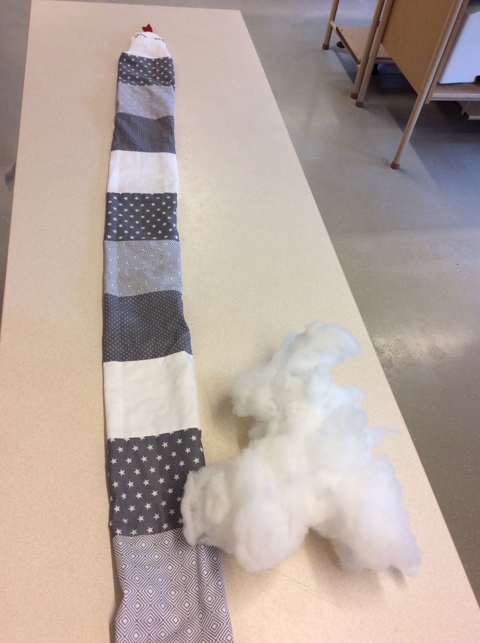 Stoppa nu ormen med vadd lagom tjockt.