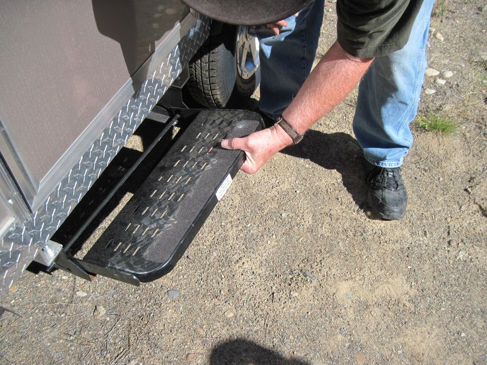 Stow the step by lifting it up and pushing it under the trailer's door. Now you are really ready to go!