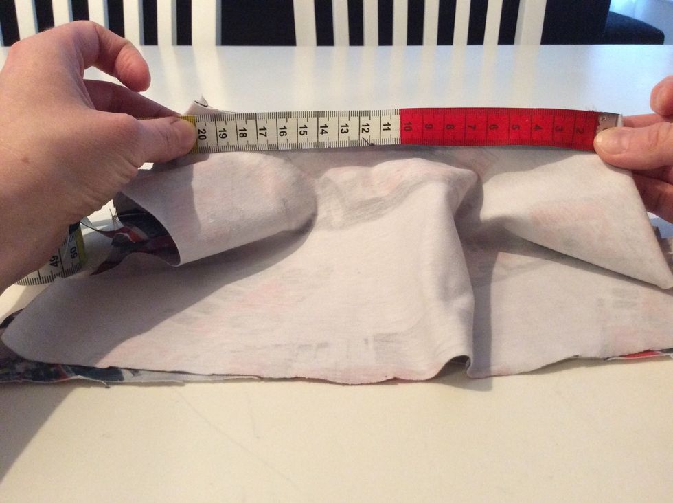 Str\u00e4ck hals\u00f6ppningen s\u00e5 att du kan m\u00e4ta den. Ta m\u00e5ttet du f\u00e5r g\u00e5nger tv\u00e5 f\u00f6r att r\u00e4kna ut omkretsen.