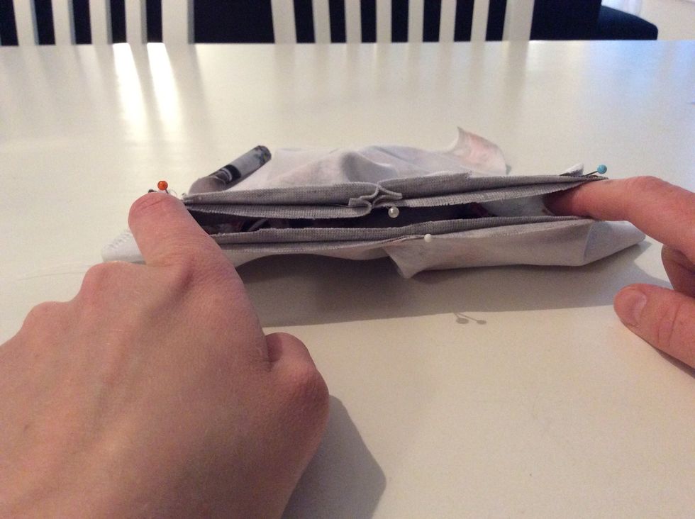 Str\u00e4ck mudden igen och s\u00e4tt tv\u00e5 n\u00e5lar till p\u00e5 mitten.