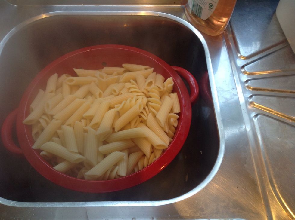 Strain out the liquid in a sink.