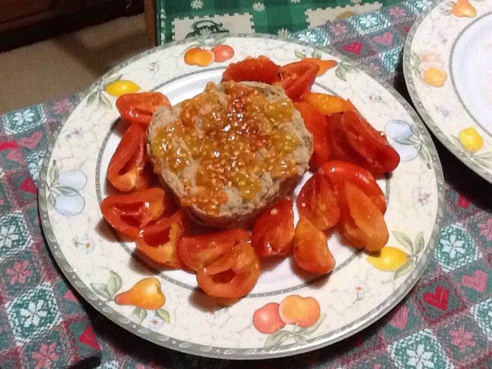 Strain the frisella, put it on a plate and add the tomatoes. Squeeze some tomato juice on top of it.