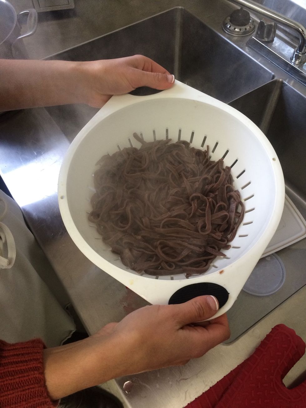 strain water out of pasta in a colander